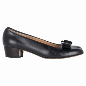 Ferragamo Vara Bow-Embellished Pumps in Black Leather Womens Flat Shoes clearance