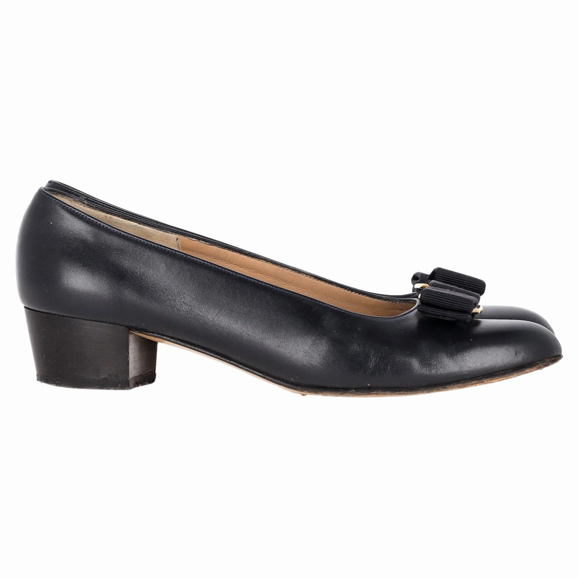 Ferragamo Vara Bow-Embellished Pumps in Black Leather Womens Flat Shoes clearance