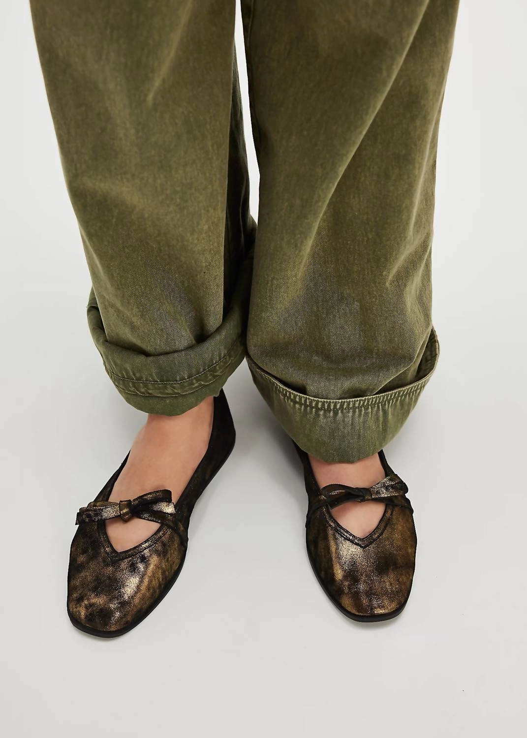 Mania Bow Flat In Bronze Flecks