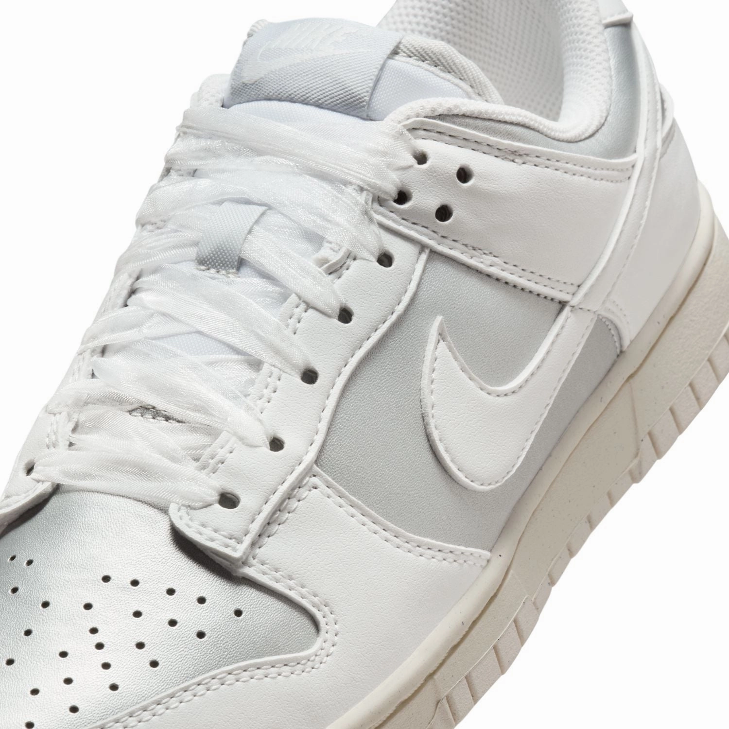 Wmns Dunk Low Next Nature 'Metallic Platinum'