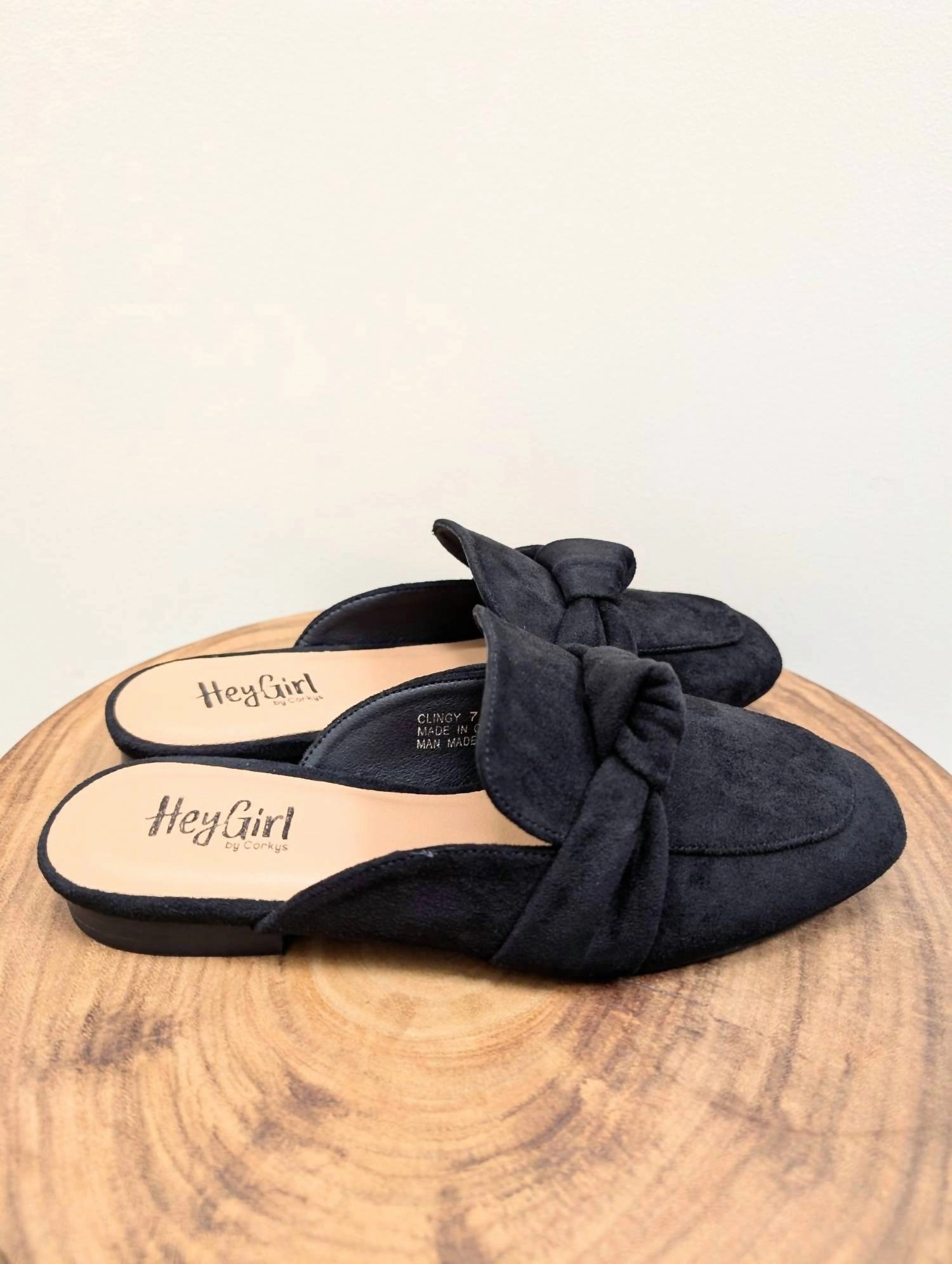 Women Clingy Flats In Black