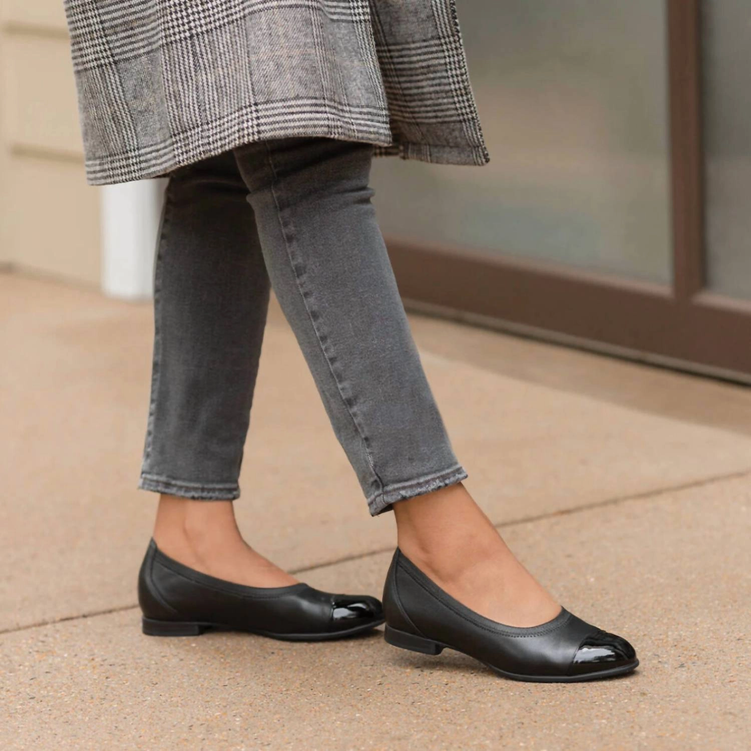 Women's Mila Ballet Flat In Black Combo